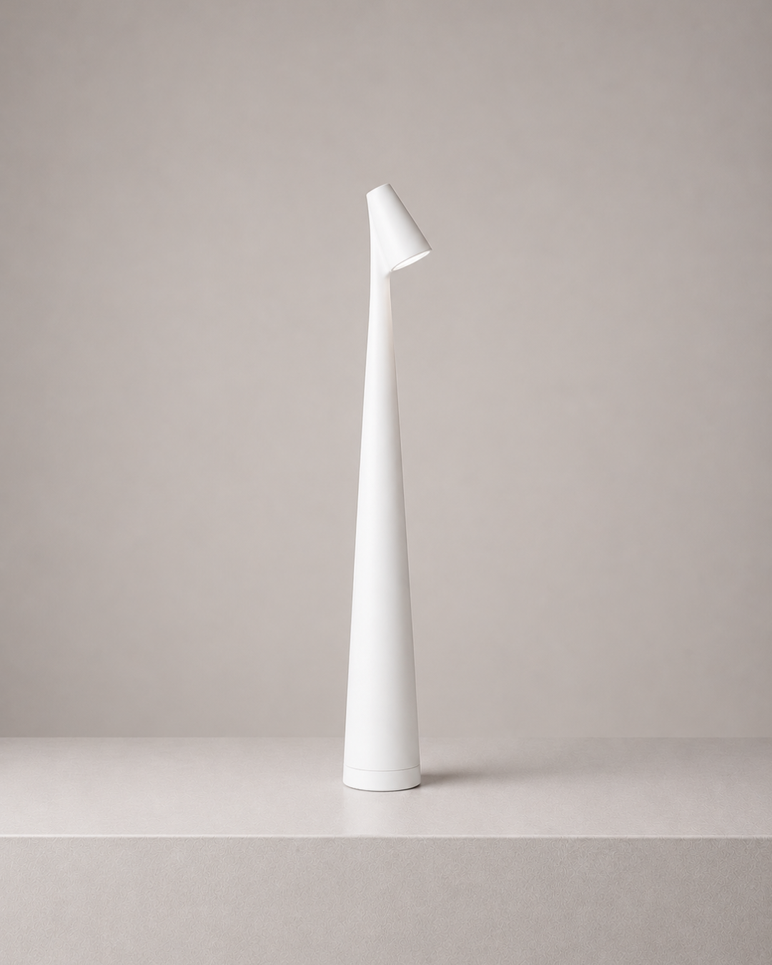 Luminária de Mesa Versa Light Minimalista