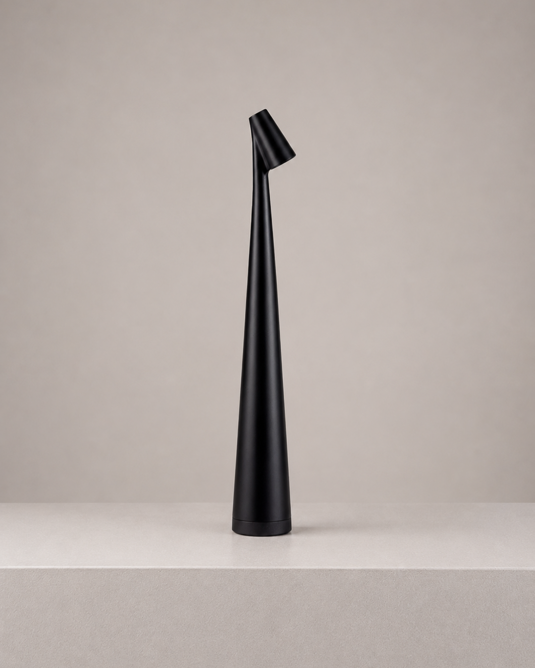 Luminária de Mesa Versa Light Minimalista